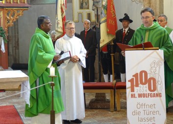 Generalvikar Roland Buemberger übergibt die Urkunden