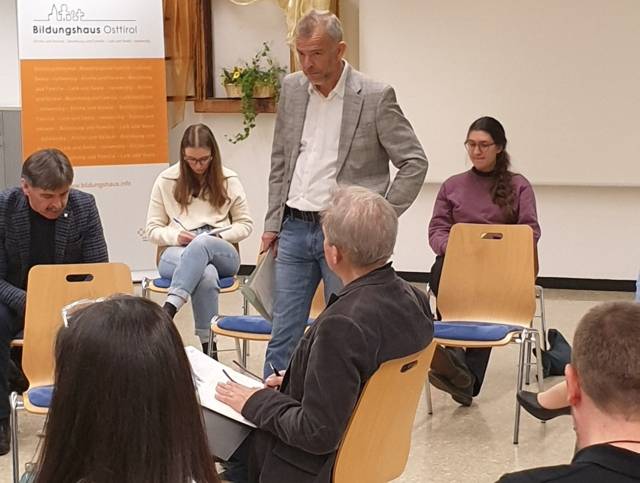 Leader-Projekt „Bedarfserhebung Erwachsenenbildung in Osttirol“ nachvollziehen