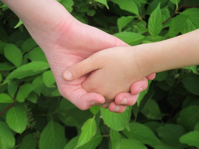 Hand in Hand durch Licht und Schatten