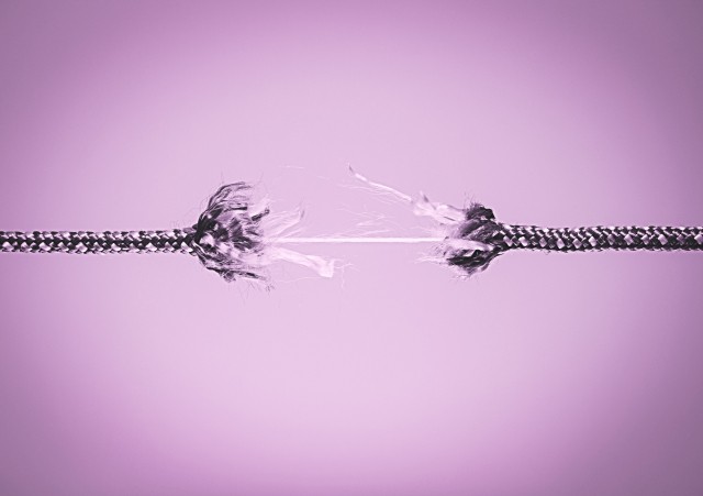 Bild, Illustration: ein ausgefranstes Seil, das kurz vor dem Zerreißen ist