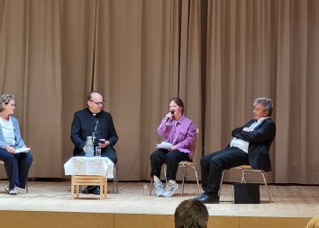 Podiumsdiskussion mit Bärbl Hackhofer, Bischof Hermann Glettler, Lea Spielmann, Prof. Jozef Niewiadomsky