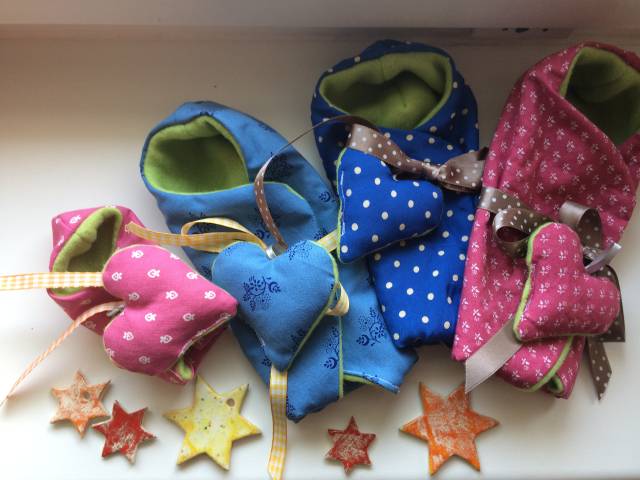 Sternenkinder-Kleidung und Einschlagdecken