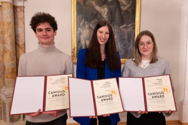 Foto: Die Preisträger:innen: Adrian Geißelbrecht, Smilla Kirchmair und Miriam Haas Platz(v. L. n. r.), Bildnachweis: Sigl