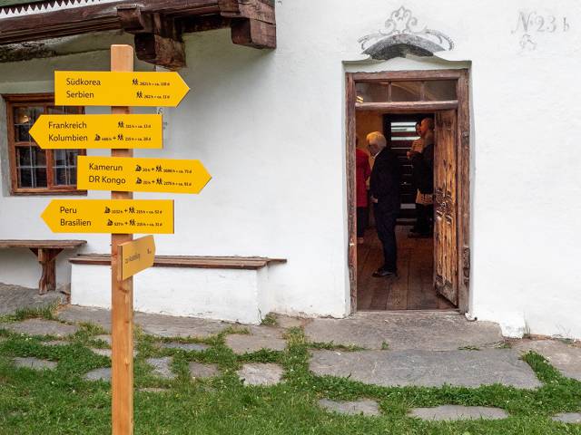 Der Wegweiser am Eingang des Gedächtnisspeichers weist den Weg in die Ausstellung, aber auch über die nächste Bergkette hinaus in Weltregionen, die mit dem Ötztal verentzt sind.