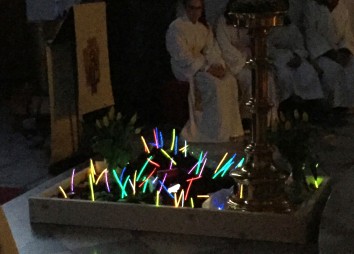 Das Grab besteckt mit Leuchtstäben als Zeichen der Hoffnung