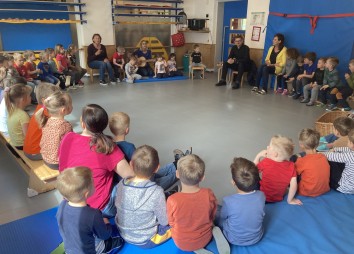 Ein Lied wird gesungen.