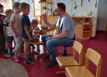 Pfarrer Piotr segnet die Kinder