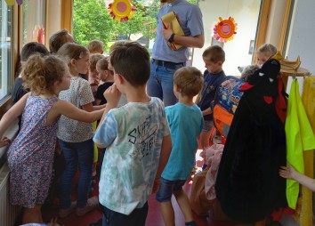 Pfarrer Piotr umringt von den Kindergartenkindern