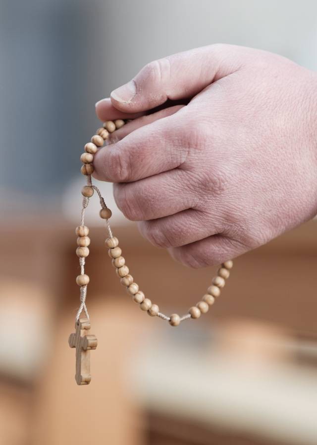 Kinder und Jugendliche basteln einen Rosenkranz