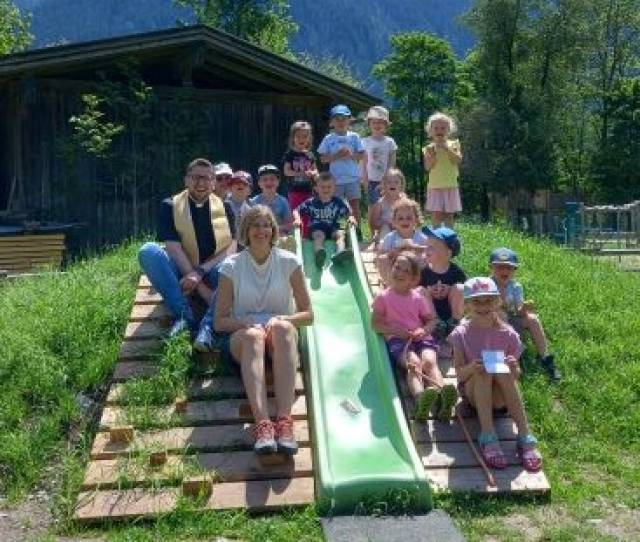 Pfarrer Piotr zu Besuch im Naturkindergarten Auenland-Sidan
