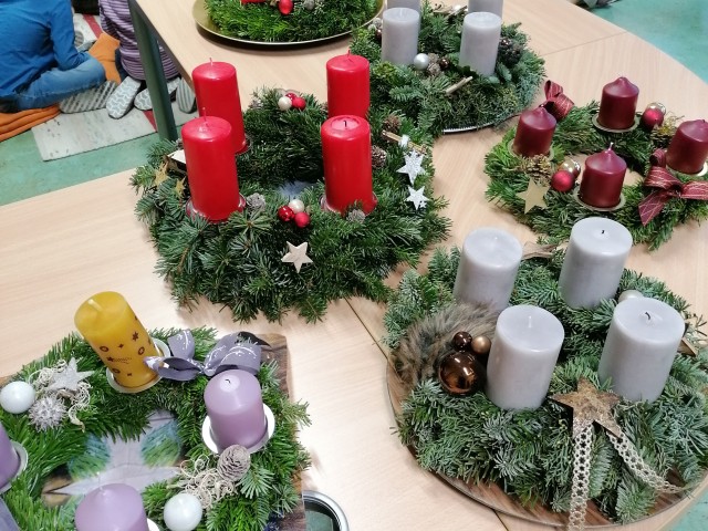 Adventkranzweihe in der Volksschule Aschau